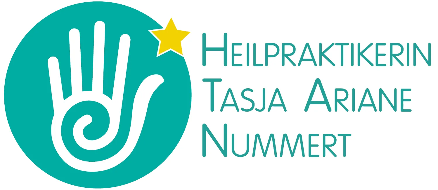 Logo mit einem blaugrünen Kreis, der eine weiße Hand mit einer Spirale in der Handfläche zeigt. Auf der Oberseite der Hand befindet sich ein gelber Stern. Der Text rechts lautet in blaugrünen Buchstaben „Heilpraktikerin Tasja Ariane Nummert“.