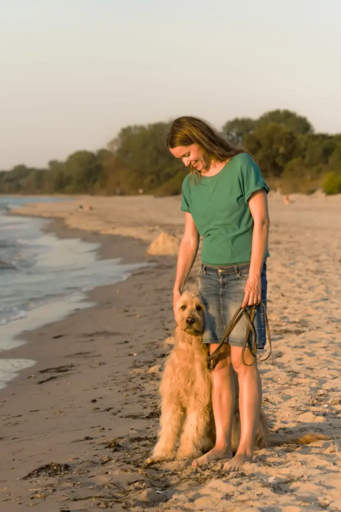 Tasja Ariane Nummert mit ihrer Hündin Ayla an der Leine am Strand