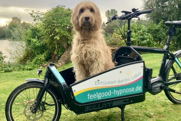 Ayla auf dem Lastenrad Feelgood-Hypnose